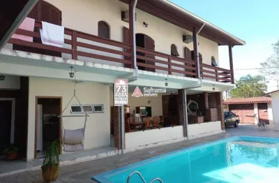 Excelente oportunidade! casa a 50 metros da praia martim de sá, com 04 suítes, piscina e vaga para até 10 carros.