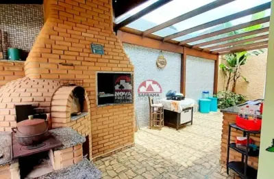 Encantadora casa de praia com jardim, lazer, piscina, e sustentabilidade e conforto a 350m da praia de capricórnio