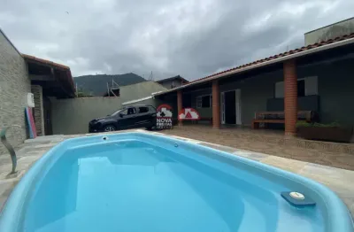 Casa de praia com piscina na região central de caraguá