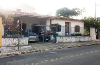 Oportunidade na região central ? terreno amplo com 270m² de área construída!