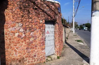 Casa de esquina com quintal amplo e 2 vagas ? excelente localização!