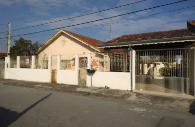Casa antiga bem conservada com 4 dormitórios e 3 vagas de garagem