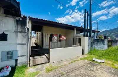 Casa para locação no bairro poiares: 2 dormitórios e localização privilegiada em caraguatatuba!