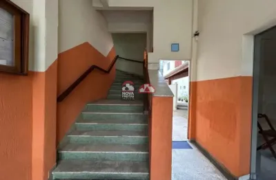 Apto com 2 dormitórios mobiliado no centro, sem garagem.