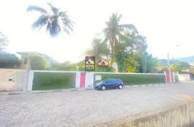 Casa com piscina e área de   terreno de 1050m² - próximo ao centro e à praia em caraguatatuba