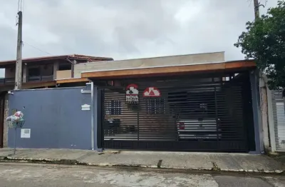 Excelente casa no coração do bairro, próximo a comércios, ponto de ônibus, etc.