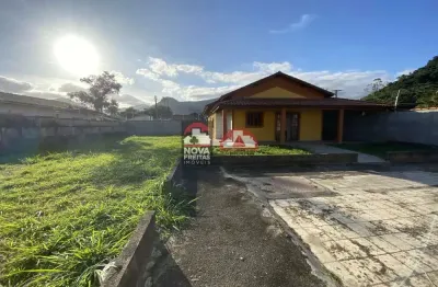 Casa com quatro dormitórios, área gourmet e estacionamento para mais de quatro carros