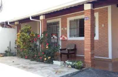 Casa no centro de caraguatatuba com três dormitórios sendo uma suite