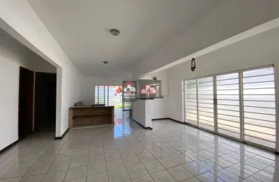 Excelente casa para locação com 03 dormitórios sendo uma suíte 02 vagas de garagens!!