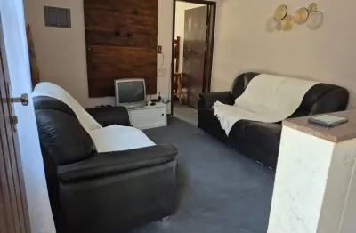 Casa térrea com 2 dormitórios sendo 1 suíte e  sala ampla mongaguá/sp