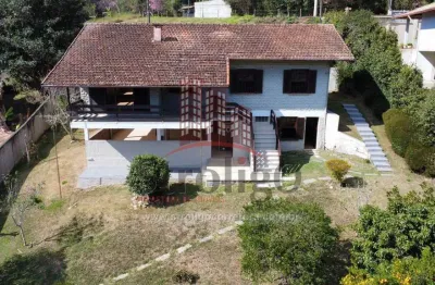 C525 espetacular casa com área de lazer e amplo terreno, localizado a 4 km do centro da cidade, nova friburgo-rj
