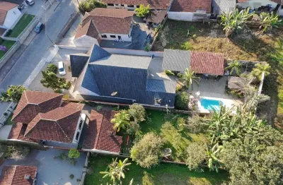 Super casa em joinville, localização estratégica com piscina e área de festa.