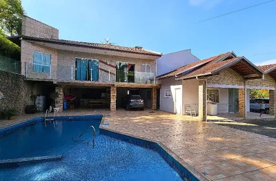 Casa em pomerode com 5 dormitórios, área de festas e piscina.