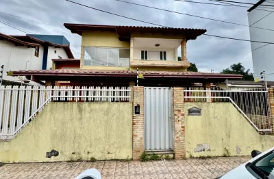 Sobrado de quatro quartos e seis vagas de garagem em residencial laranjeiras, ideal p escola pública ou clínica.
