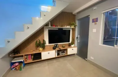 Sobrado à venda com 2 dorm. sendo 1 suíte, 1 vaga de garagem.