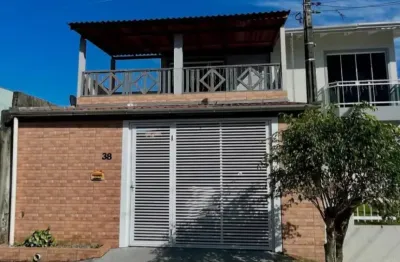 Lindo sobrado localizado no centro de camboriú. próximo a câmara de vereadores