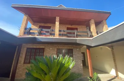 Casa com 4 quartos mais edícula para locação excelente localização