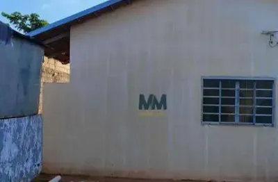 Vende-se excelente casa localizada no bairro aroeira