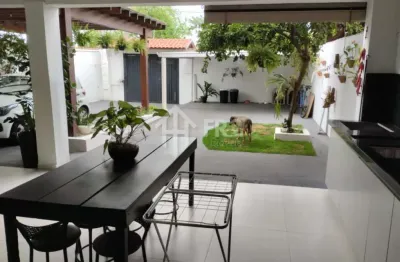 Sobrado amplo com suítes, planejados e churrasqueira ? 200m² construídos