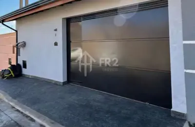 Linda casa 02 dormitórios, 01 suíte, piscina, bem distribuídos em 150m2