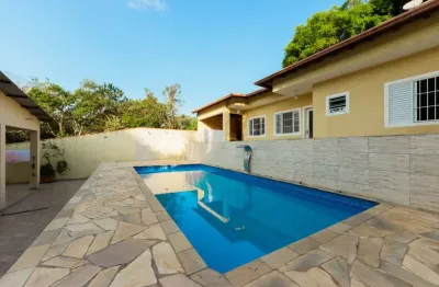 Casa em condomínio para venda com 4 quartos, sendo 1 suíte, 240m²