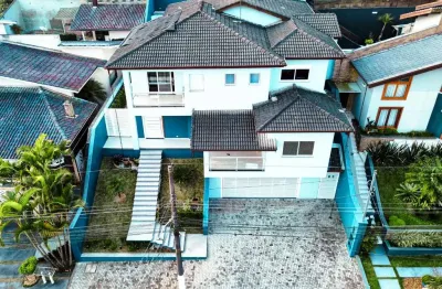 Casa em condomínio para venda com 3 quartos, sendo 1 suíte, 396m²