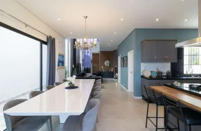 Casa em condomínio para venda com 4 quartos, sendo 3 suítes , 232m²