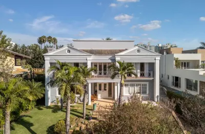 Casa em condomínio para venda com 4 quartos, sendo 4 suítes, 735m²