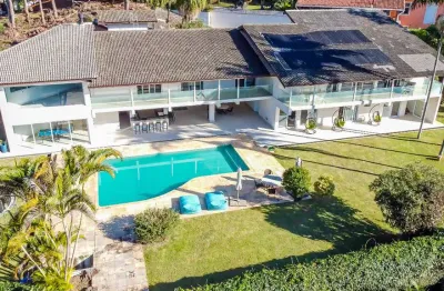 Casa em condomínio para venda com 8 quartos, sendo 8 suítes, 1,100m²