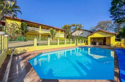 Casa em condomínio para venda com 6 quartos, sendo 4 suítes, 418m²