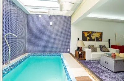Casa em condomínio para venda com 4 quartos, sendo 4 suítes, 390m²