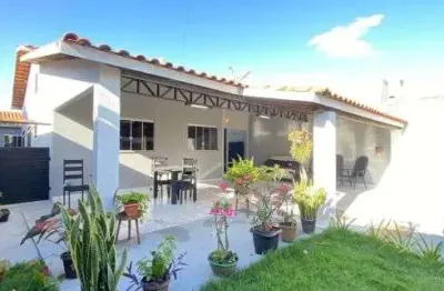 Casa á venda com churrasqueira na área gourmet, armários embutidos, e 3 quartos em rio verde -- go