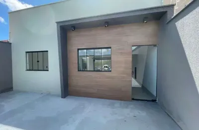 Casa à venda em rio verde - go com espaço amplo, quintal, 3 quartos e cômodos bem planejados