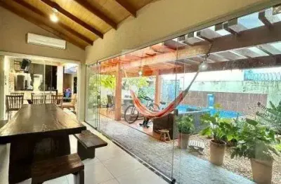 Casa à venda com churrasqueira, forno de pizza, piscina, armários e 3 quartos em rio verde - go