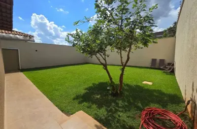 Casa à venda com quintal, espaço amplo, armários e 3 quartos em rio verde - go
