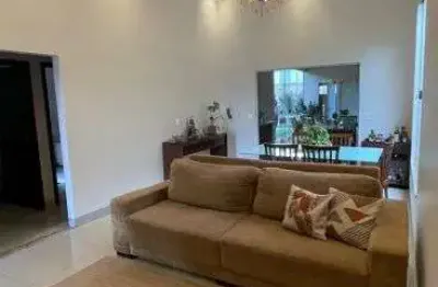 Casa à venda com churrasqueira, 3 quartos, lavabo e espaço extremamente amplo em rio verde - go