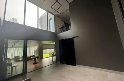 Casa à venda com churrasqueira, espaço amplo, 3 suítes, estética luxuosa e armários em rio verde