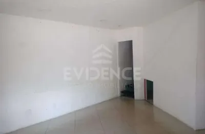 Loja com excelente localização medindo 47,00 m², possui mezanino, 01 banheiro.