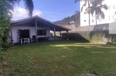 Casa térrea, dois dormitórios, próximo a praia martim de sá