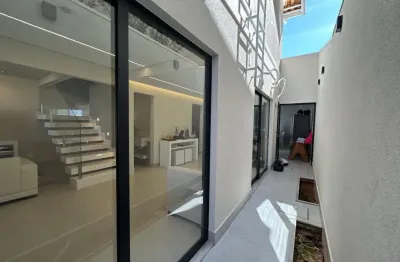 Casa exclusiva em condomínio fechado – totalmente reformada, acabamento alto padrão
