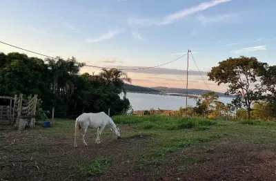 Rancho à beira da represa, vista incrível, pasto, pomar e muito verde!