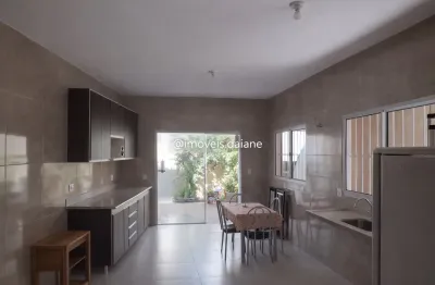 Casa granada com 4 quartos, 4 jardins de inverno e escritório com entrada independente