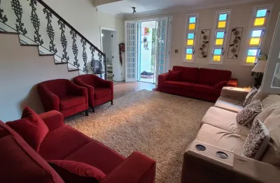 Casa com quatro quartos e lazer completo, no condomínio Vilarejo