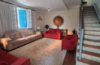 Casa com quatro quartos e lazer completo, no condomínio vilarejo