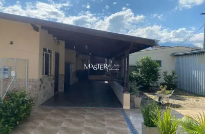 Casa com 3 quartos para alugar na wanderbilt duarte de barros, 58, vila odete, itatiaia por r$ 2.500