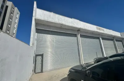 Galpão de 295m² com banheiros e mezanino para locação em caieras.