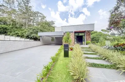 Casa com 3 suítes e seis vagas na garagem, 330m² à venda no condomínio reserva santa maria.