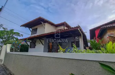 Lindíssima casa em condomínio próximo da via local!