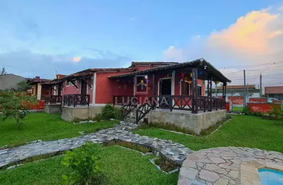 Casa com piscina, campo de futebol e com excelente localização