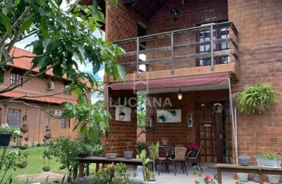 Chalé com 3 suítes em condomínio fechado à 450 m da br